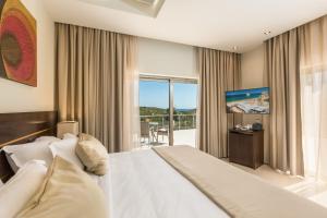 Кровать или кровати в номере Caneiros Luxury House & Suites