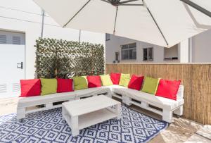 A seating area at MA2B-Bright Apt With Rooftops With Palms near Old Town