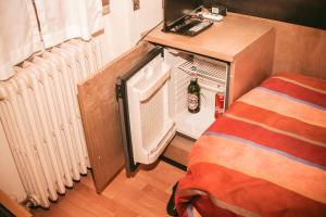 a small refrigerator with a bottle of beer in it at B&B Santa Monica in Pero