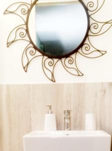 コンヴェルサーノにあるJENNY HOUSEのバスルームの洗面台の上に鏡が掛けられている