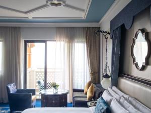 Uma área de estar em Jumeirah Al Qasr Dubai
