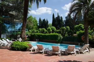 un gruppo di sedie e una piscina di Grand Hotel Tamerici & Principe a Montecatini Terme