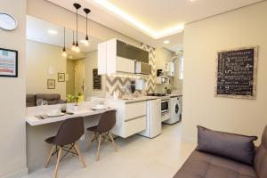 a kitchen and living room with a table and chairs at Studio em Copacabana a 180m da praia | RP 23/404 in Rio de Janeiro