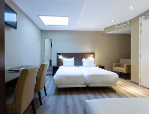 a hotel room with a bed and a table and chairs at Hotel Espresso in Amsterdam