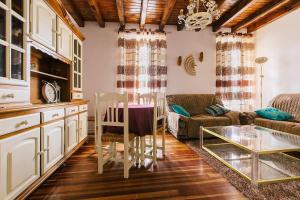 un salon avec un canapé et une table dans l'établissement Centro Río Lobos, à Hontoria del Pinar