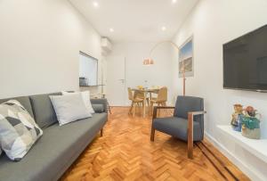 a living room with a couch and a table at Marquês de Pombal Metropolitan Flat in Lisbon +36 photos