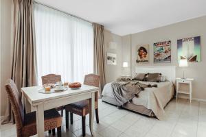 Schlafzimmer mit einem Bett, einem Tisch und Stühlen in der Unterkunft Adriano Residence in Bologna