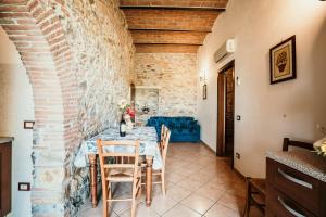 uma sala de jantar com mesa e cadeiras em Casa Vacanze Ribocchi em Campiglia Marittima