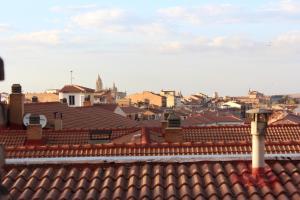 Una vista de una ciudad desde el tejado de un edificio. en VUT Skyline, en Segovia