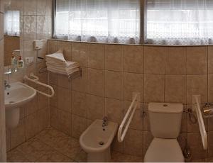 łazienka z toaletą i umywalką w obiekcie Villa Centrum with access Kitchen w Zielonej Górze