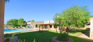 un gran patio con piscina y un complejo en Finca Emilia en Campos
