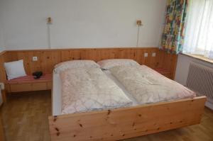 1 dormitorio con 2 camas individuales en una habitación en Neuner Charlotte Preise inclusive Sommercard, en Wenns