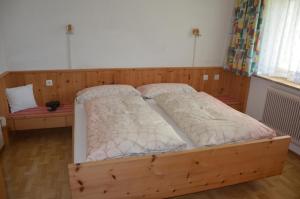 A bed or beds in a room at Neuner Charlotte Preise inclusive Sommercard