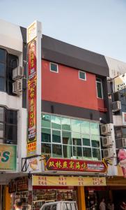 um edifício com placas no lado de uma rua em Shuang Ling Inn em Miri