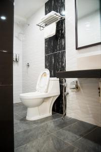 a bathroom with a toilet and a shower at Shuang Ling Inn in Miri