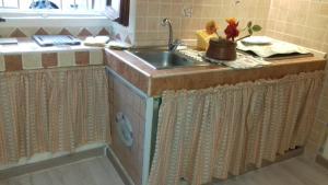 - une cuisine avec un évier et un comptoir dans l'établissement Casa Gio' - Casa Indipendente con cucina, à Sassari