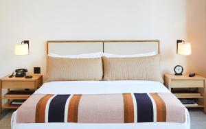 Shinola Hotel客房内的一张或多张床位