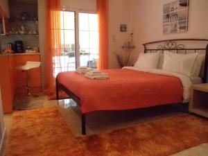 - une chambre dotée d'un lit avec des draps orange et une couverture orange dans l'établissement Dreaming Stay, à Athènes