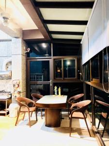 羅東鎮的住宿－薇嬁民宿，一间带桌椅的用餐室