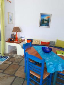 Ruang duduk di Jenny's Sea View House