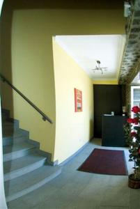 um corredor com uma escada num edifício em Casa Das Faias em Santa Cruz da Graciosa