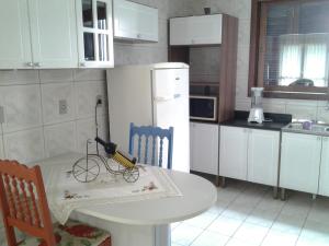 a kitchen with a table with a bike on it at Serra Gaúcha Uva e Vinho in Bento Gonçalves