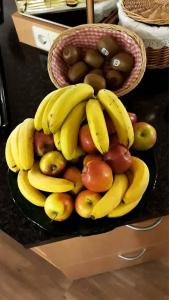 布亨的住宿－環球公園酒店，柜台上一盘香蕉和苹果