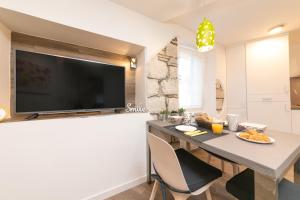 TV a/nebo společenská místnost v ubytování Mariva Downtown apartment with free parking