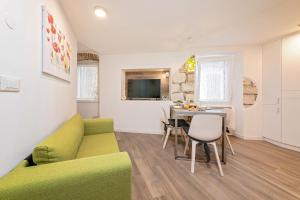 Posezení v ubytování Mariva Downtown apartment with free parking