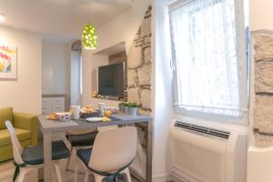 Posezení v ubytování Mariva Downtown apartment with free parking