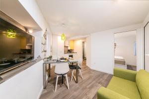 uma cozinha e sala de estar com mesa e cadeiras em Mariva Downtown apartment with free parking em Rovinj
