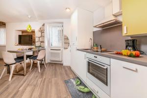 Kuchyň nebo kuchyňský kout v ubytování Mariva Downtown apartment with free parking