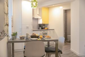 Kuchyň nebo kuchyňský kout v ubytování Mariva Downtown apartment with free parking