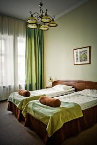 Postel nebo postele na pokoji v ubytování Shelfort Hotel