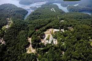 Timber Pointe Resort في Jamestown: اطلالة جوية على قصر وسط غابة