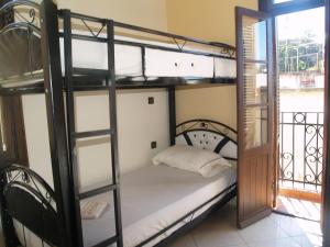 um quarto com um beliche e uma varanda em TanjaLucia Hostel em Tânger