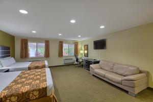 A seating area at Country Hearth Inn of Knightdale