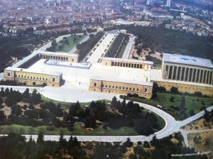 una vista aérea de un gran edificio con patio en Sahinbey Hotel en Ankara