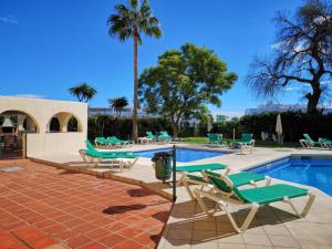 Bazén v ubytování Apartment Club Playa Flores nebo v jeho okolí