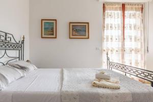 una camera da letto bianca con un letto e una finestra di io e te a Desenzano del Garda