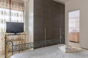 una camera con letto e TV e un bagno di io e te a Desenzano del Garda