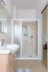 un bagno con doccia e lavandino di io e te a Desenzano del Garda Altre 12 foto