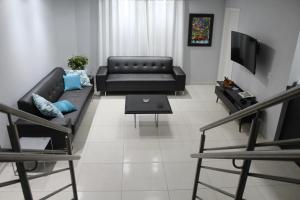 Μια τηλεόραση ή/και κέντρο ψυχαγωγίας στο Rosa Surf Hostel & Food