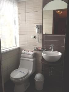 uma casa de banho com um WC e um lavatório em Fantasy Suites em Lima