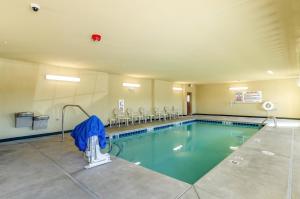 Cobblestone Hotel & Suites - Gering/Scottsbluff في Gering: مسبح في غرفة الفندق