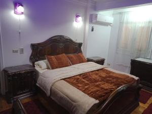 A bed or beds in a room at Private Family Apartment in Dokki