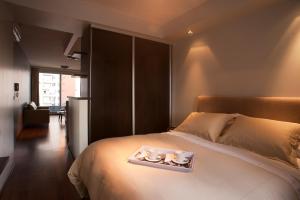 um quarto com uma cama com duas velas numa bandeja em Rosedal Suite em Buenos Aires