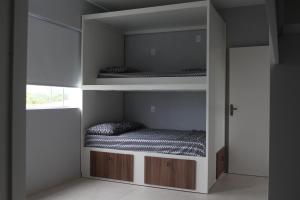 Ένα ή περισσότερα κρεβάτια σε δωμάτιο στο Rosa Surf Hostel & Food