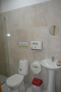 Hotel Calarca Plus في مونتيريا: حمام مع مرحاض ومغسلة