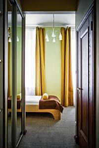 Postel nebo postele na pokoji v ubytování Shelfort Hotel